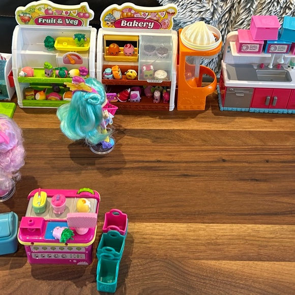 Lot of Hundres of Shopkins - Picture 11 of 13